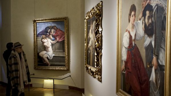 Visitors admire paintings, from left,  Susanna and the Elders, Judith and her Maidservant Abra and Judith with the Head of Holofernes by Italian 17th century artist Artemisia Gentileschi, on display at Rome's Braschi Palace museum, Tuesday, Nov. 29, 2016.  The Braschi museum is hosting the 'Artemisia Gentileschi and her Times' exhibition from Nov. 30, 2016 to May 7, 2017.  - Sputnik International