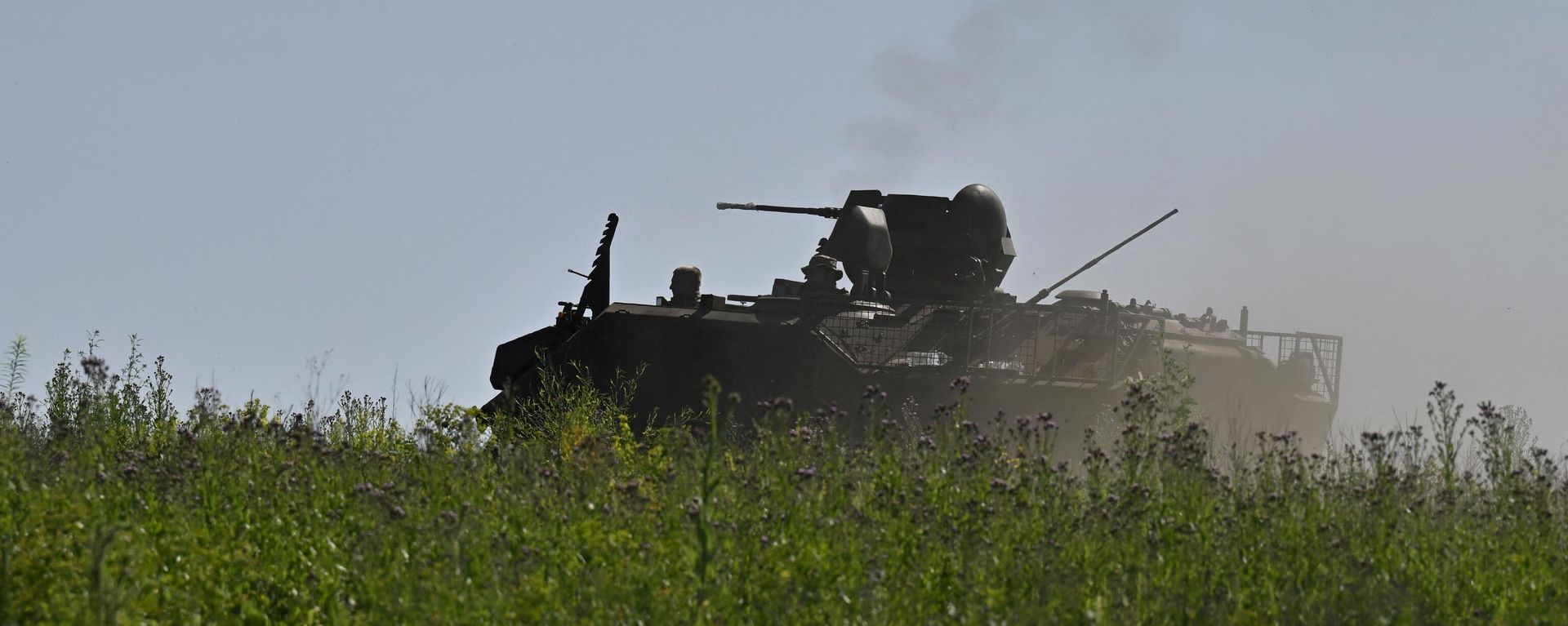 Ukrainian servicemen ride an YPR 765 infantry fighting vehicle on June 20, 2023 Ukrainian servicemen ride an YPR 765 infantry fighting vehicle on June 20, 2023 - Sputnik International, 1920, 28.09.2023