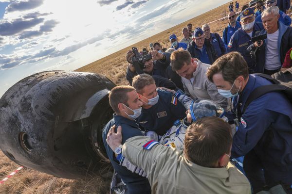 Rescue team members help Roscosmos cosmonaut Sergey Prokopyev leave the capsule shortly after the landing of the Russian Soyuz MS-23 spacecraft. - Sputnik International