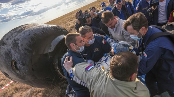 Rescue team members help Roscosmos cosmonaut Sergey Prokopyev leave the capsule shortly after the landing of the Russian Soyuz MS-23 spacecraft - Sputnik International