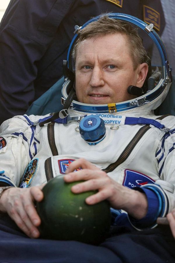 Roscosmos cosmonaut Sergey Prokopyev poses for a photo holding a melon just after leaving the Soyuz MS-23 space capsule. - Sputnik International