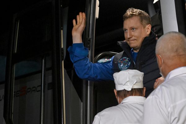 Roscosmos cosmonaut Sergey Prokopyev waves at a meeting in Star City, Russia. - Sputnik International