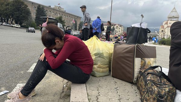 Ethnic Armenians gather in hope to leave Nagorno-Karabakh region for Armenia in the center of Stepanakert, Nagorno-Karabakh, Monday, Sept. 25, 2023.  - Sputnik International