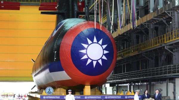 Taiwan President Tsai Ing-wen (2nd R) receives a submarine model in front of Taiwan's first locally built submarine Narwhal during the vessel's unveiling ceremony at the CSBC Corporation shipbuilding company in Kaohsiung on September 28, 2023. - Sputnik International