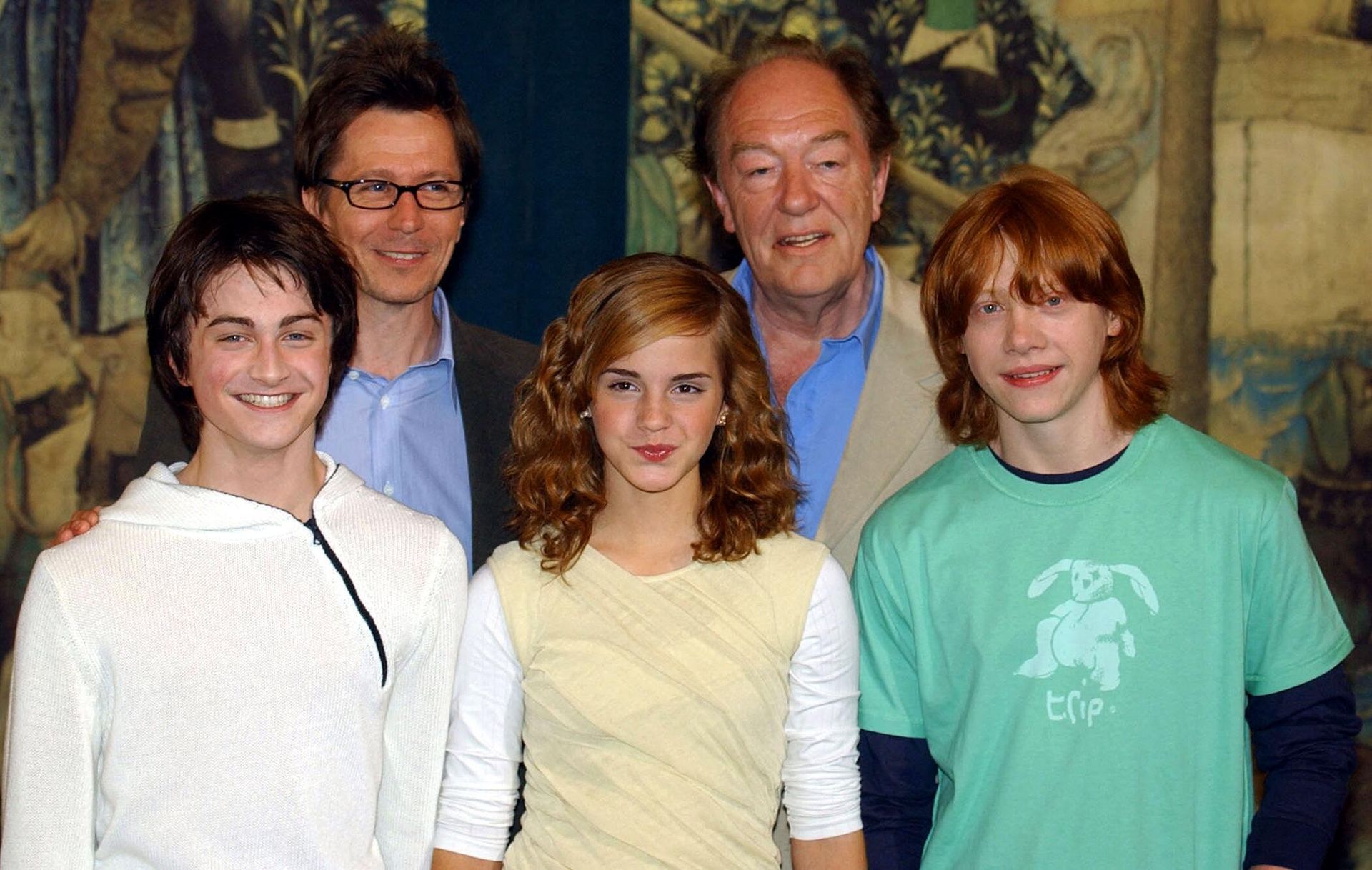 Daniel Radcliffe (Harry Potter); Gary Oldman (Sirius Black); Emma Watson (Hermione Granger) ; Michael Gambon (Dumbledore) and Rupert Grint (Ron Weasley), pose at a photocall at London's Liberal Club 27 May, 2004 for the next movie in the Harry Potter series. Harry Potter and Prisoner of Azkaban, will premier in London 30 May. Daniel Radcliffe (Harry Potter); Gary Oldman (Sirius Black); Emma Watson (Hermione Granger) ; Michael Gambon (Dumbledore) and Rupert Grint (Ron Weasley), pose at a photocall at London's Liberal Club 27 May, 2004 for the next movie in the Harry Potter series. Harry Potter and Prisoner of Azkaban, will premier in London 30 May. - Sputnik International, 1920, 28.09.2023