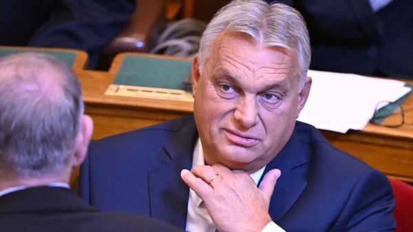 Hungarian Prime Minister Viktor Orban arrives in the main hall of the Hungarian parliament to attend the delegates' first meeting on their autumn agenda. - Sputnik International