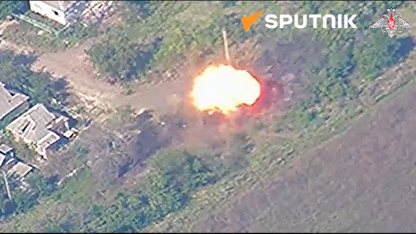 The Russian Army continues to destroy enemy armored vehicles and positions of the Ukrainian troops in the zone of the special military operation - Sputnik International