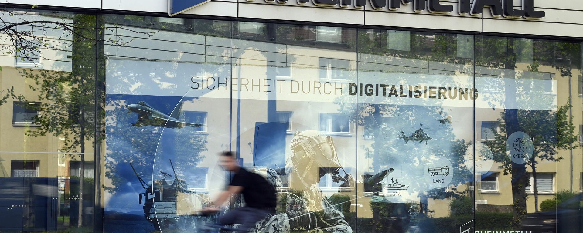 A cyclist rides past the logo of German defence company and automotive supplier Rheinmetall at their headquarters in Duesseldorf, western Germany, on April 21, 2022. A cyclist rides past the logo of German defence company and automotive supplier Rheinmetall at their headquarters in Duesseldorf, western Germany, on April 21, 2022. - Sputnik International, 1920, 29.09.2023