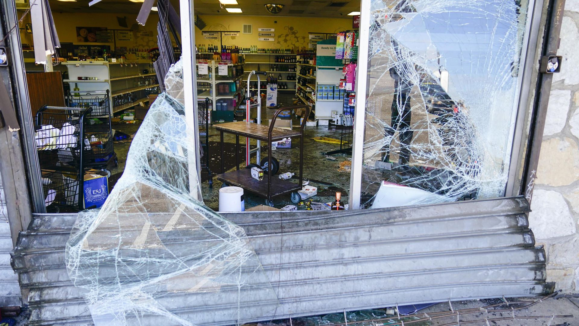 A ransacked liquor store in Philadelphia, Wednesday, Sept. 27, 2023, after a co-ordinated campaign of looting across the city A ransacked liquor store in Philadelphia, Wednesday, Sept. 27, 2023, after a co-ordinated campaign of looting across the city - Sputnik International, 1920, 29.09.2023