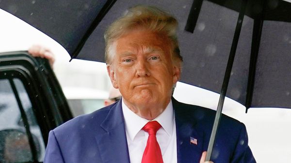 Американский политик Дональд Трамп во время дождя  - Sputnik International