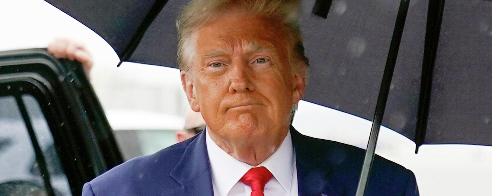 Американский политик Дональд Трамп во время дождя Американский политик Дональд Трамп во время дождя - Sputnik International, 1920, 01.12.2023