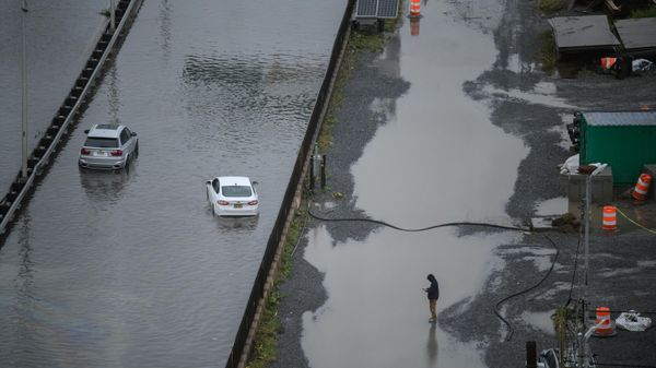 A general view shows cars stranded in floodwater on the FDR highway in Manhattan, New York on September 29, 2023. - Sputnik International