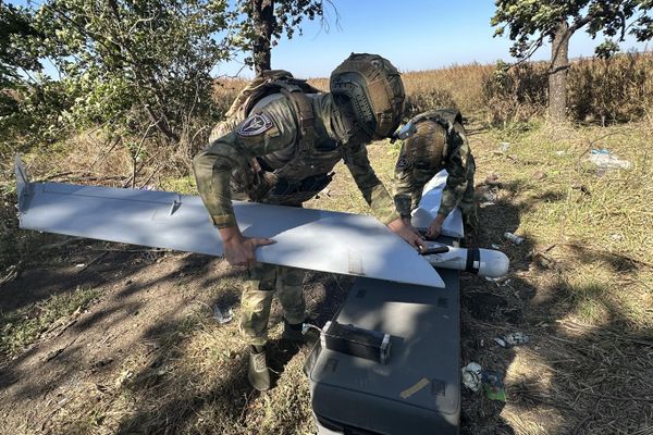 Kaskad technicians Nike and Dym prepare the reconnaissance drone Zala for launch - Sputnik International