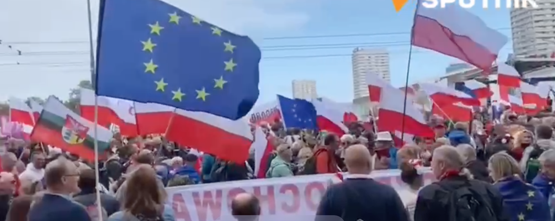 Poland’s largest opposition coalition has filled the streets of Warsaw on Sunday, two weeks before a parliamentary election that polls suggest is a close call. Poland’s largest opposition coalition has filled the streets of Warsaw on Sunday, two weeks before a parliamentary election that polls suggest is a close call. - Sputnik International, 1920, 01.10.2023