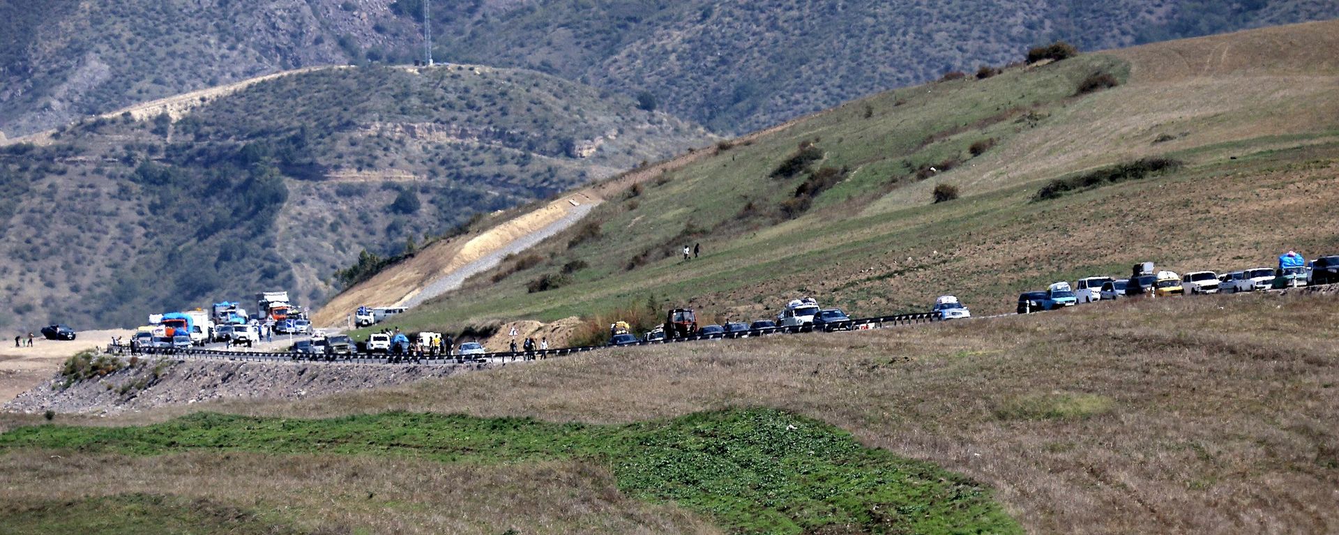 Cars queue near the Lachin Corridor, the only road leading from the breakaway region of Nagorno-Karabakh to Armenia Cars queue near the Lachin Corridor, the only road leading from the breakaway region of Nagorno-Karabakh to Armenia - Sputnik International, 1920, 01.10.2023