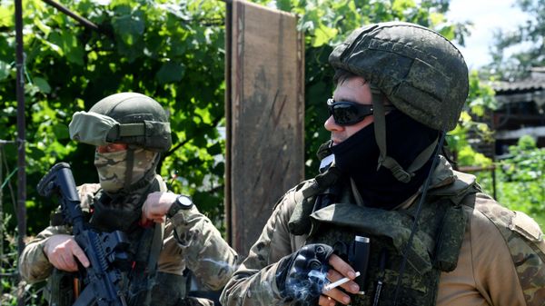 Russian servicemen from the reconnaissance unit of the 1st Guards Tank Army of the Zapad Group of Forces stand at a position in the course of Russia's military operation - Sputnik International