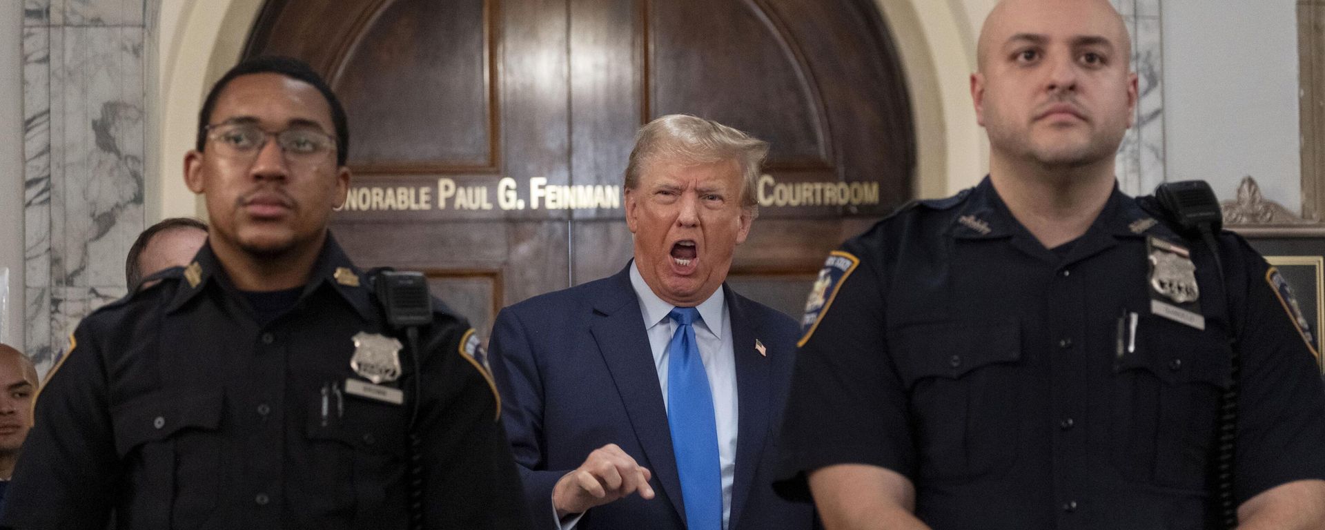 Former President Donald Trump speaks with journalists during a midday break from court proceedings in New York, Monday, Oct. 2, 2023 Former President Donald Trump speaks with journalists during a midday break from court proceedings in New York, Monday, Oct. 2, 2023 - Sputnik International, 1920, 03.10.2023