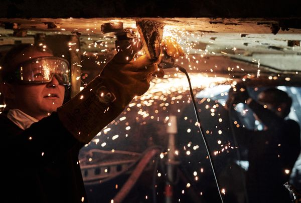 A worker at the Kronstadt Naval Museum works on the interior restoration of the nuclear submarine. - Sputnik International