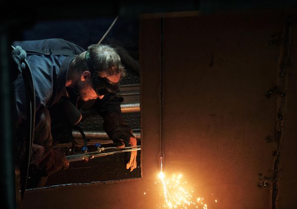 A Russian engineer works on the internal restoration of the nuclear submarine. - Sputnik International