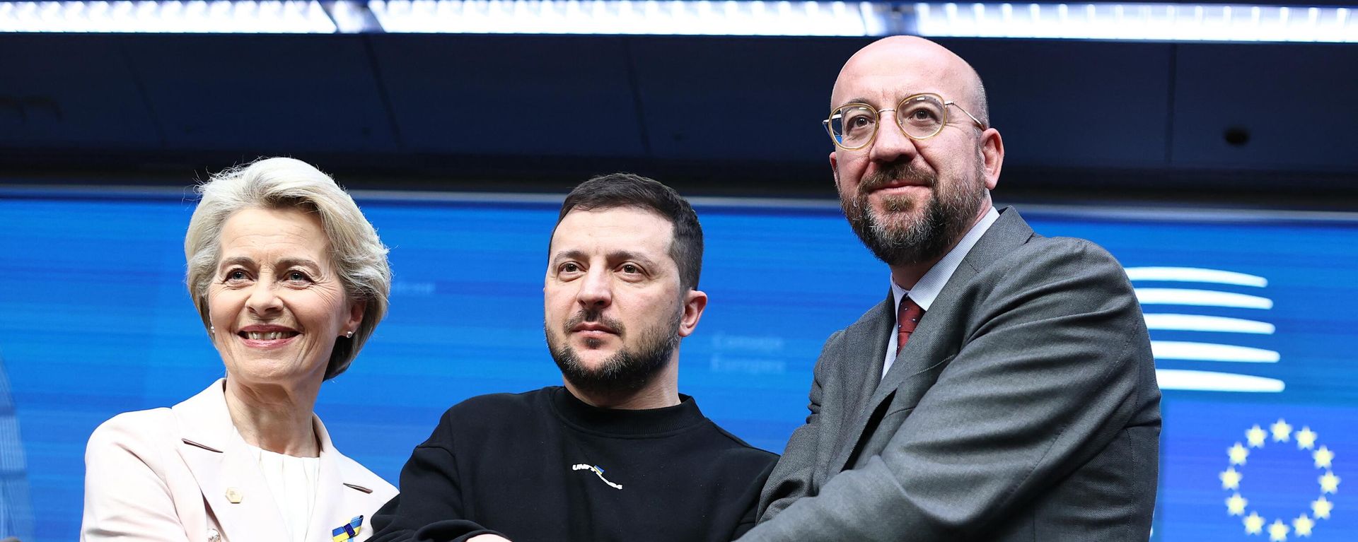 President of the European Council Charles Michel (R) European Commission President Ursula von der Leyen and Ukrainian president Volodymyr Zelensky shake hands following a press conference after a round-table meeting as part of a EU summit in Brussels, on February 9, 2023.  - Sputnik International, 1920, 04.10.2023