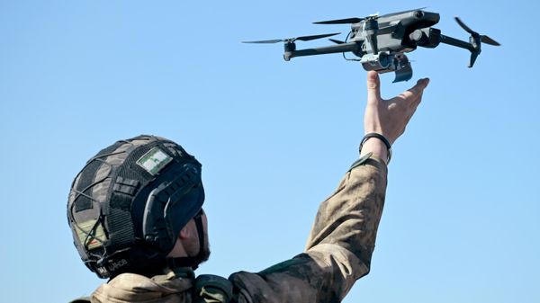 A Russian serviceman of the Central Military District takes part in a training of operators of reconnaissance and attack drones  - Sputnik International