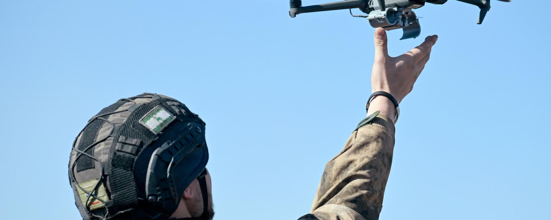 A Russian serviceman of the Central Military District takes part in a training of operators of reconnaissance and attack drones  - Sputnik International, 1920, 26.12.2023