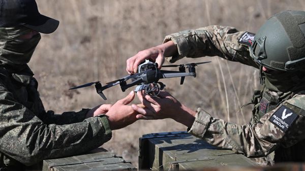 Russian servicemуn of the Central Military District take part in a training of operators of reconnaissance and attack drones - Sputnik International