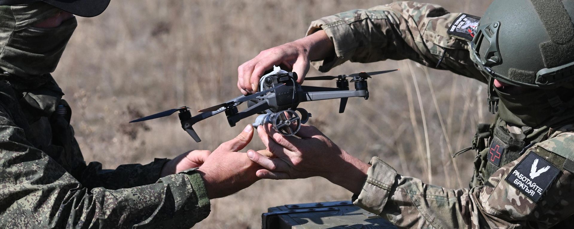 Russian servicemуn of the Central Military District take part in a training of operators of reconnaissance and attack drones - Sputnik International, 1920, 05.07.2026