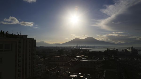 Tourists look out as the sun rises over Naples, Italy, on April 12, 2019. Hundreds of small tremors have hit a densely-populated volcanic area west of the Italian city of Naples in recent weeks, raising the spectre of mass evacuations, even though experts don’t see an imminent risk of eruption. - Sputnik International
