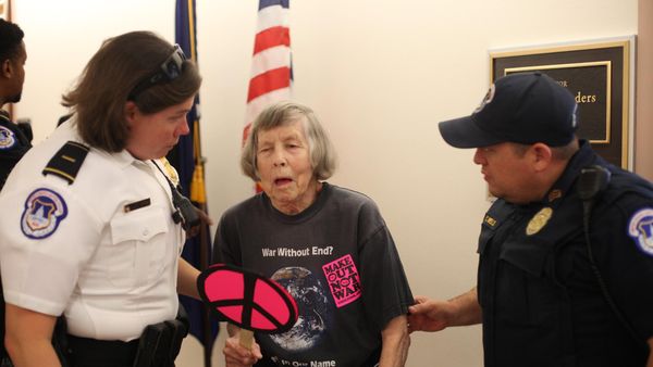 An Elderly Protester is escorted out by Capitol Police outside of Senator Bernie Sanders' office after demanding peace talks in Ukraine, October 4, 2023 - Sputnik International