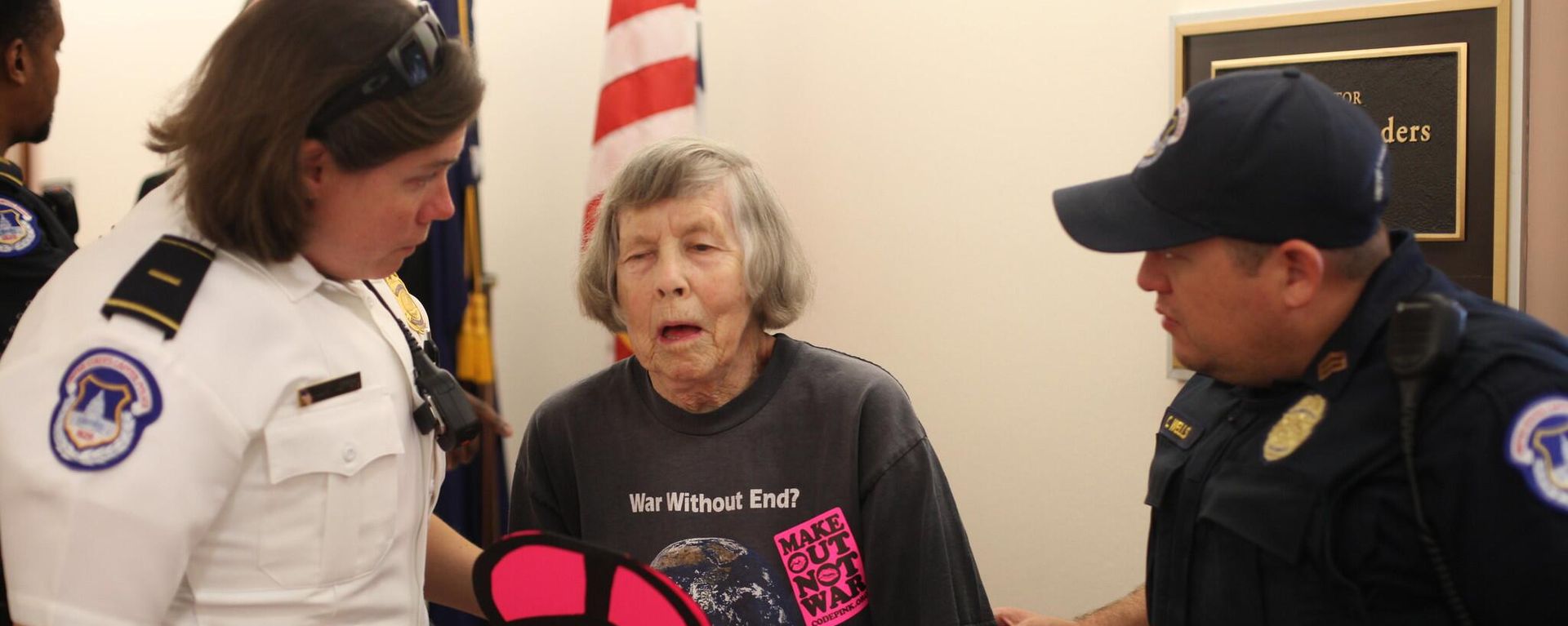 An Elderly Protester is escorted out by Capitol Police outside of Senator Bernie Sanders' office after demanding peace talks in Ukraine, October 4, 2023 - Sputnik International, 1920, 05.10.2023