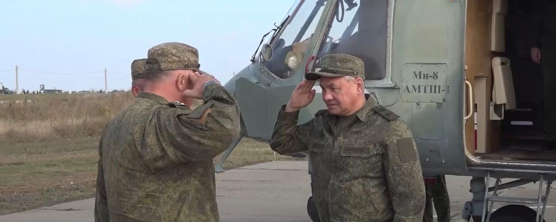 Russia’s Defense Minister Sergei Shoigu inspects combat training of contractors and volunteers Russia’s Defense Minister Sergei Shoigu inspects combat training of contractors and volunteers - Sputnik International, 1920, 05.10.2023