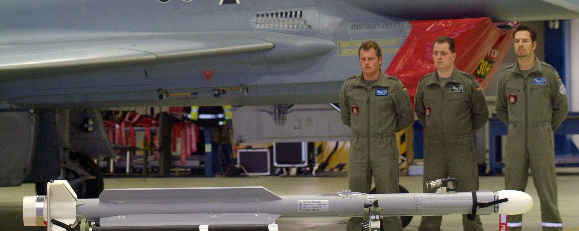 An IRIS-T Missile stands in front of an Eurofighter during an official ceremony at the airbase of Rostock-Laage, northern Germany, on Monday, Dec. 5, 2005. The German Luftwaffe put the Short Range Air-to-Air Missile IRIS-T official into service Monday, replacing old Sidewinder missiles. The air-to-air missiles can also be launched using ground-based platforms to serve as air defense systems. - Sputnik International, 1920, 05.10.2023