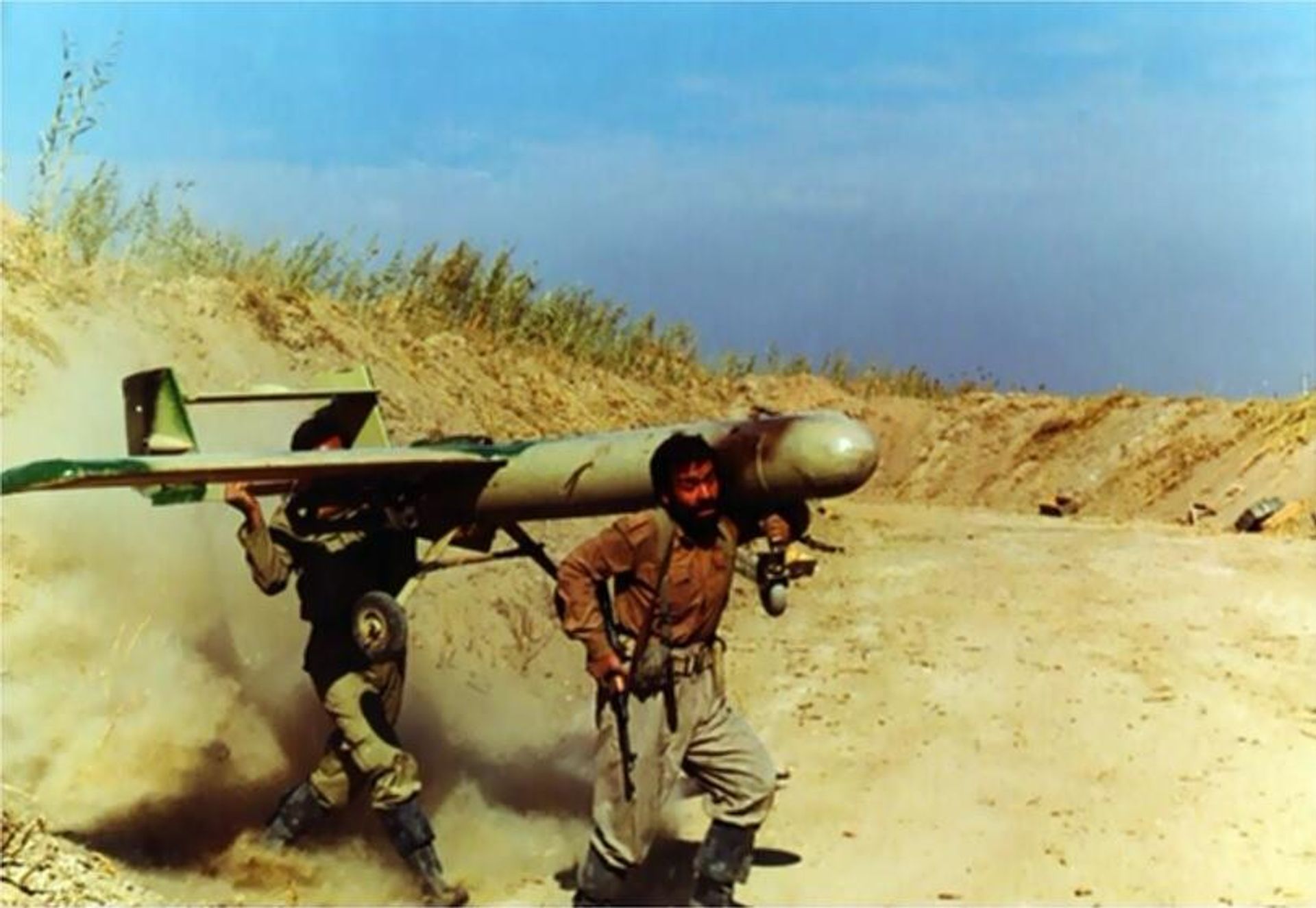 Iranian servicemen carry a Mohajer-1 reconnaissance drone during the Iran-Iraq War. - Sputnik International, 1920, 05.10.2023