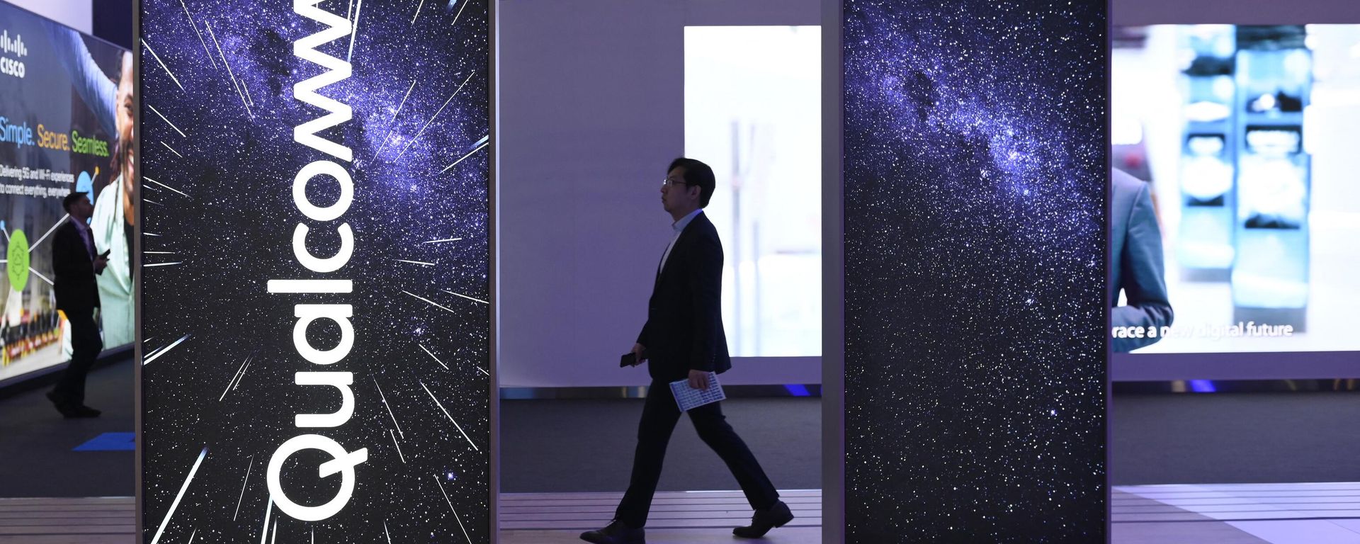 A visitor walks past the stand of American multinational corporation Qualcomm at the Mobile World Congress (MWC), the telecom industry's biggest annual gathering, in Barcelona on March 2, 2023. A visitor walks past the stand of American multinational corporation Qualcomm at the Mobile World Congress (MWC), the telecom industry's biggest annual gathering, in Barcelona on March 2, 2023. - Sputnik International, 1920, 06.10.2023