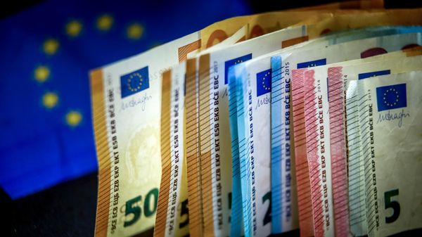 Euro banknotes are displayed next to an European Union flag, in Lille, on March 22, 2019. - Sputnik International