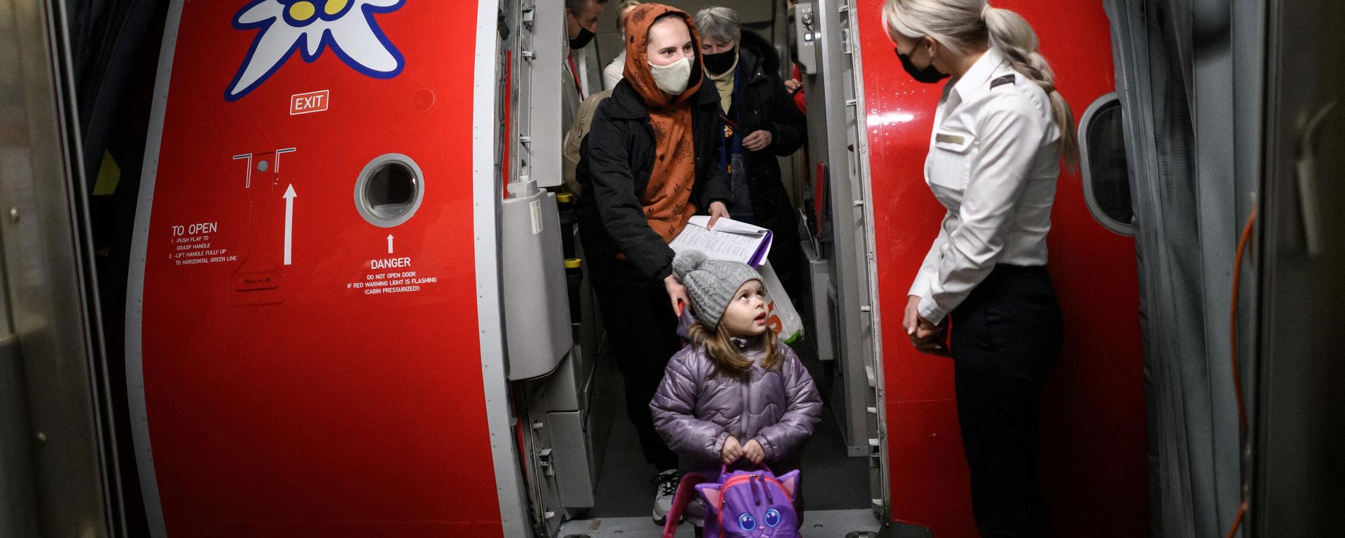 Ukrainian refugees exit a plane chartered by a Swiss millionaire at Zurich Airport, on March 22, 2022.  - Sputnik International, 1920, 06.10.2023
