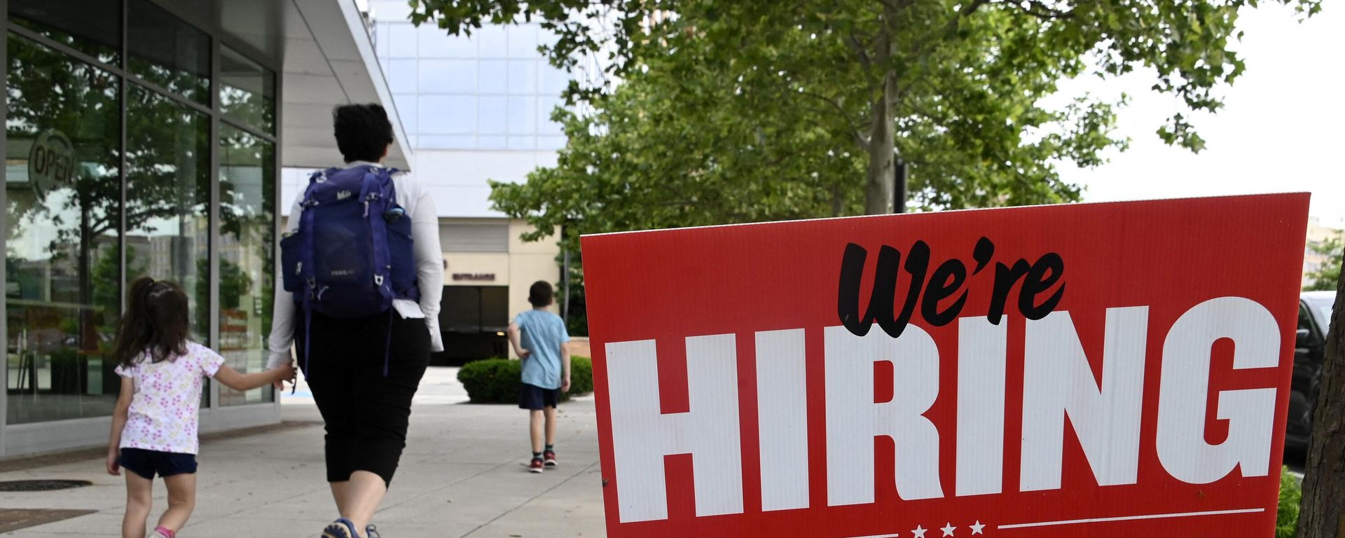 People walk past a now hiring sign posted outside of a restaurant in Arlington, Virginia on June 3, 2022. People walk past a now hiring sign posted outside of a restaurant in Arlington, Virginia on June 3, 2022. - Sputnik International, 1920, 07.10.2023