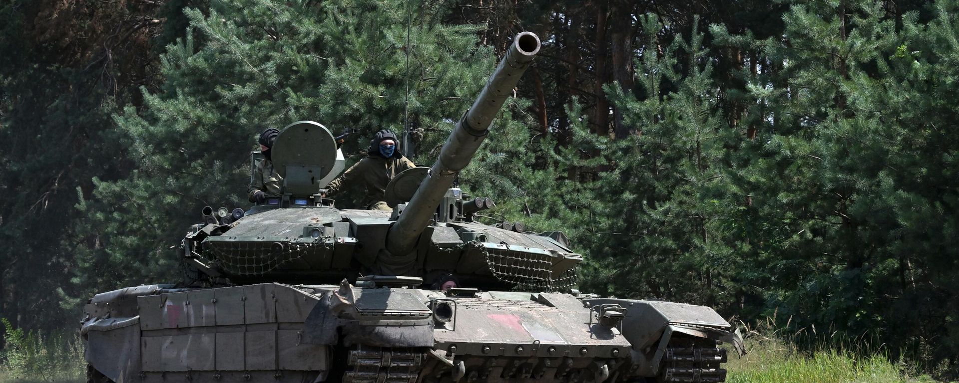 Russian Army T-90 M Proryv tank drives along a road in the direction of the town of Krasny Liman - Sputnik International, 1920, 06.01.2024