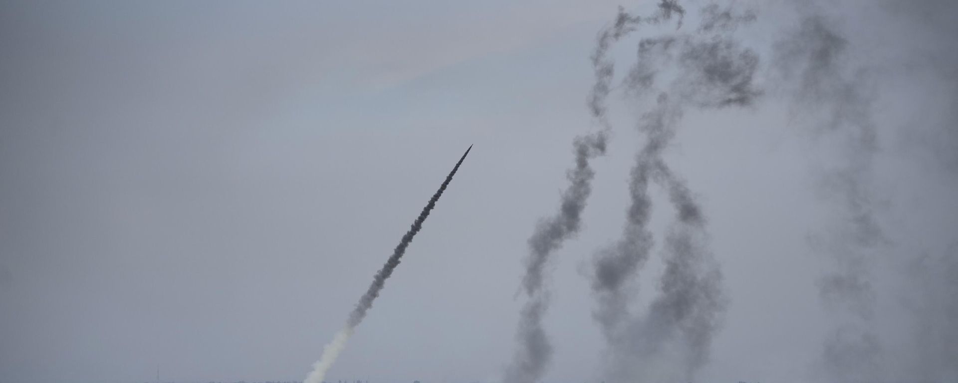 Rockets are launched by Palestinian militants from the Gaza Strip towards Israel, in Gaza, Saturday, Oct. 7, 2023. Rockets are launched by Palestinian militants from the Gaza Strip towards Israel, in Gaza, Saturday, Oct. 7, 2023. - Sputnik International, 1920, 09.10.2023