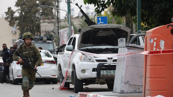 An Israeli soldier stands guard next to a pickup truck mounted with machine gun in the southern city of Sderot on October 7, 2023. - Sputnik International