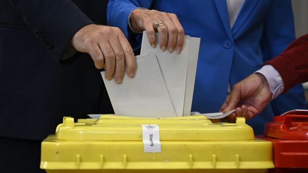 Bavaria's State Premier and top candidate of the conservative Christian Social Union (CSU) party Markus Soeder (L) and his wife Karin Baumueller-Soeder cast their ballots at a polling station in Nuremberg, southern Germany, during regional elections in the southern federal state of Bavaria on October 8, 2023.  - Sputnik International