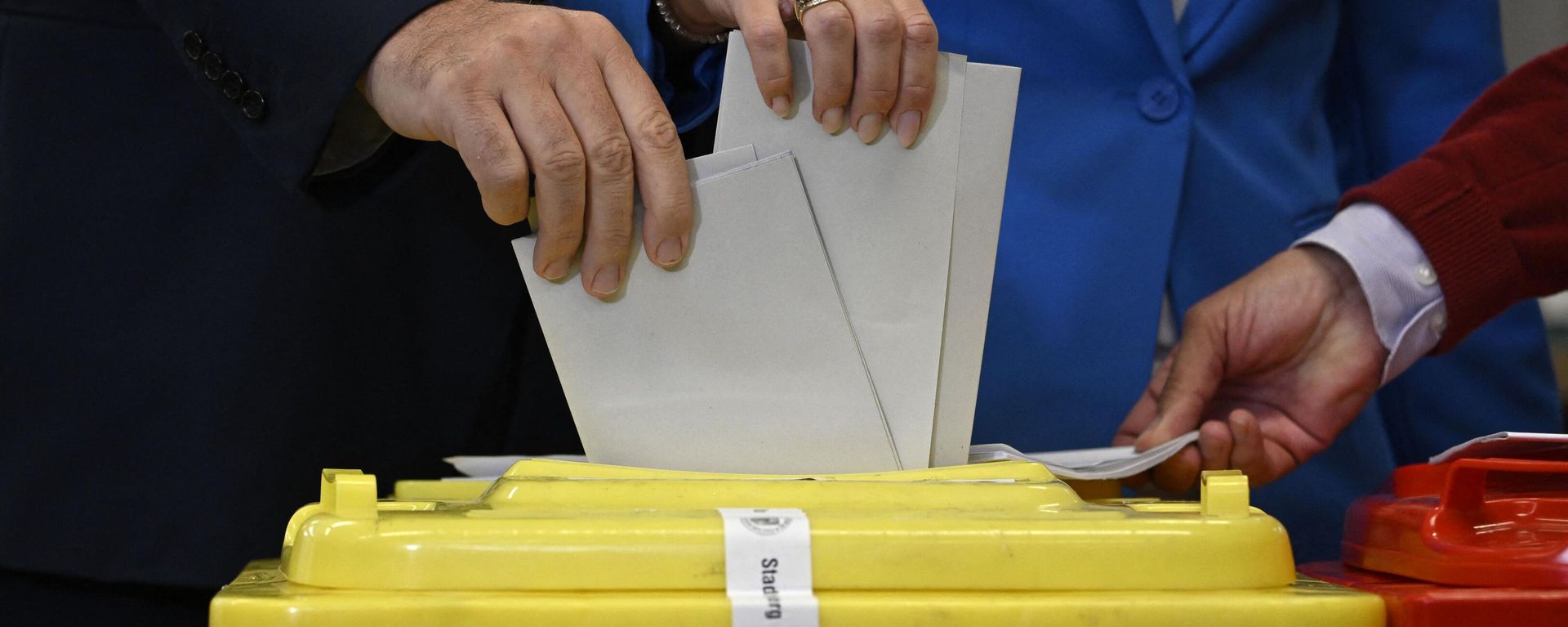 Bavaria's State Premier and top candidate of the conservative Christian Social Union (CSU) party Markus Soeder (L) and his wife Karin Baumueller-Soeder cast their ballots at a polling station in Nuremberg, southern Germany, during regional elections in the southern federal state of Bavaria on October 8, 2023. Bavaria's State Premier and top candidate of the conservative Christian Social Union (CSU) party Markus Soeder (L) and his wife Karin Baumueller-Soeder cast their ballots at a polling station in Nuremberg, southern Germany, during regional elections in the southern federal state of Bavaria on October 8, 2023. - Sputnik International, 1920, 08.10.2023