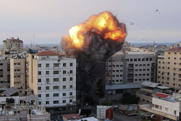 Israeli aviation strikes Gaza's National Bank.  - Sputnik International