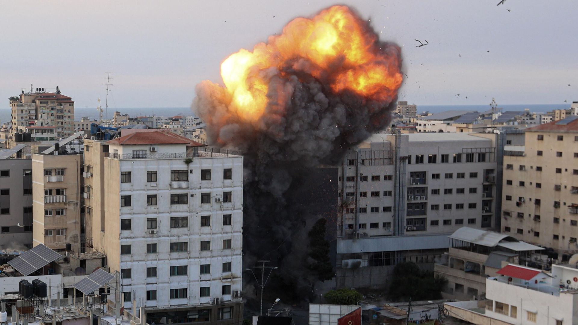 Fire and smoke rise after an Israeli air strike targeted the National Bank on Gaza City, on October 8, 2023. Fire and smoke rise after an Israeli air strike targeted the National Bank on Gaza City, on October 8, 2023. - Sputnik International, 1920, 13.10.2023