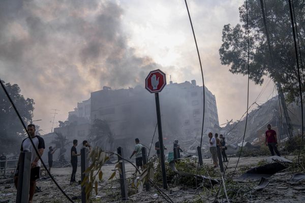 Palestinians inspect the rubble of a building after it was hit by an Israeli airstrike.  - Sputnik International