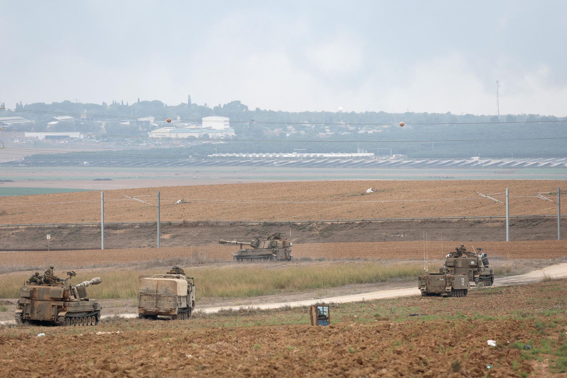Israeli troops take position at the border with Gaza in southern Israel on October 9, 2023.  - Sputnik International, 1920, 09.10.2023