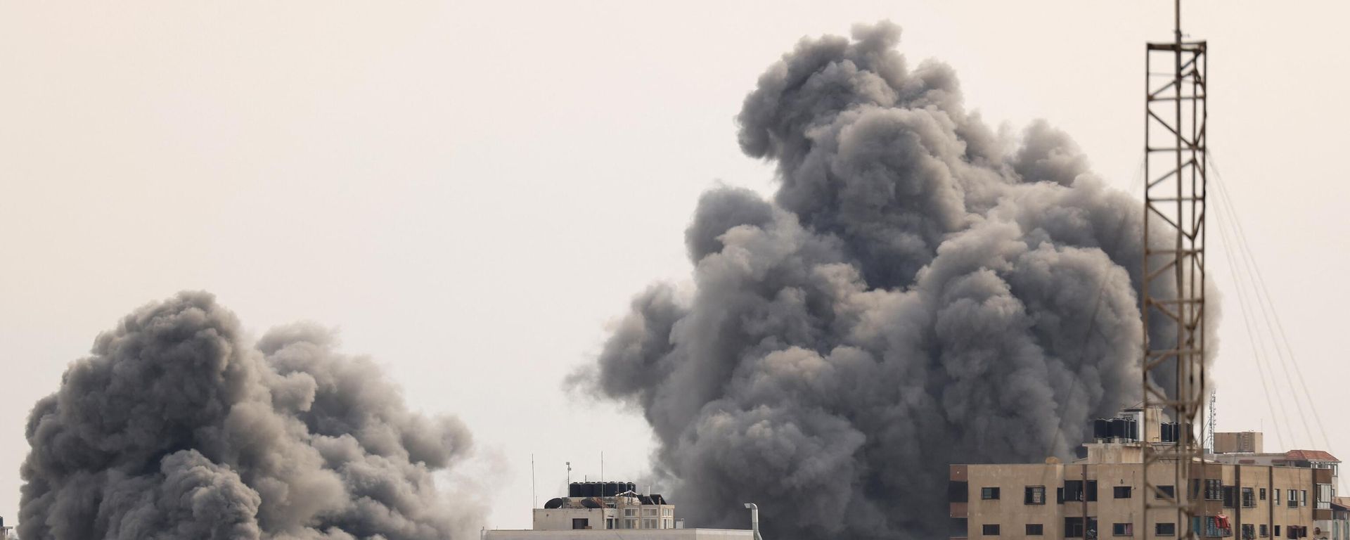 A black plume of smoke billows behind highrise buildings in the sky during an Israeli airstrike on Gaza City on October 9, 2023. A black plume of smoke billows behind highrise buildings in the sky during an Israeli airstrike on Gaza City on October 9, 2023. - Sputnik International, 1920, 11.10.2023
