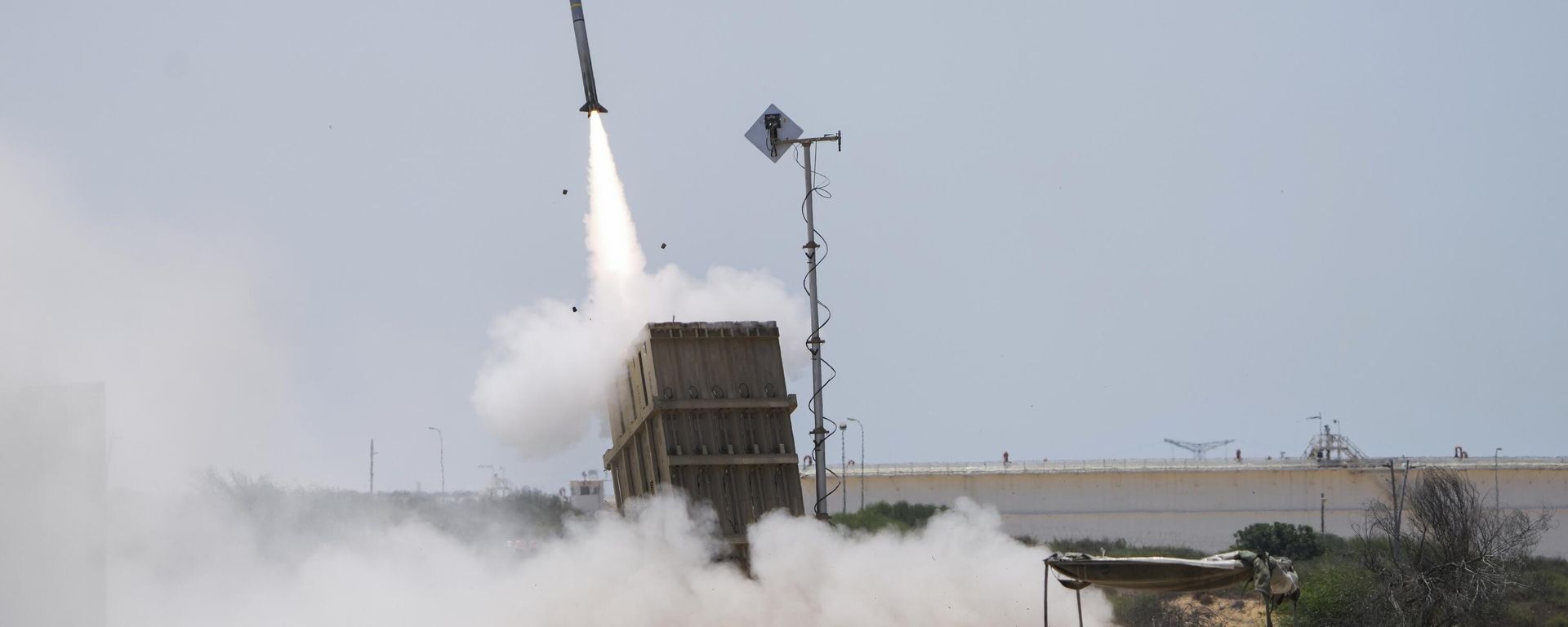 An Israeli soldier takes cover as an Iron Dome air defence system launches to intercept a rocket fired from the Gaza Strip, in Ashkelon, southern Israel An Israeli soldier takes cover as an Iron Dome air defence system launches to intercept a rocket fired from the Gaza Strip, in Ashkelon, southern Israel - Sputnik International, 1920, 16.06.2025