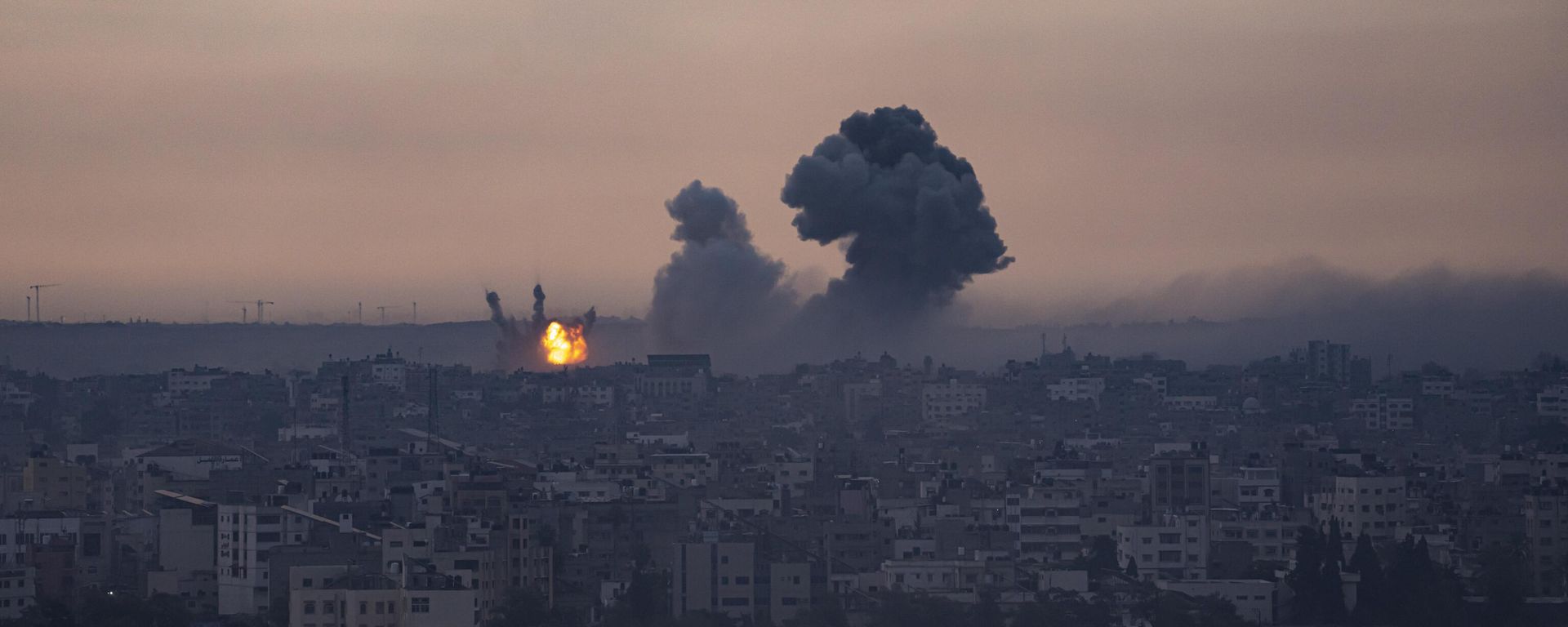 Smoke rises after the Israeli air strike in the Gaza Strip Smoke rises after the Israeli air strike in the Gaza Strip - Sputnik International, 1920, 11.10.2023
